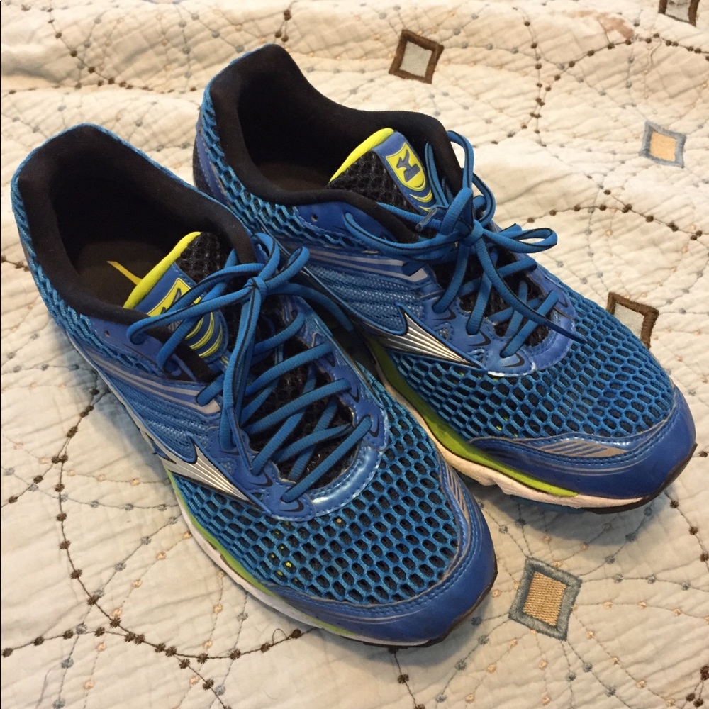 Size 9.5 Mizuno Wave Creation 17 running shoes.